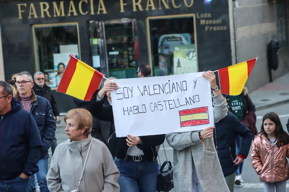 Veinte mil personas reclamaron ayer en las calles de Orihuela la derogación de la ley de Plurilingüismo