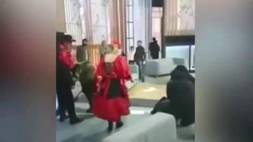 Un oso vestido de flamenca ataca a una presentadora en Rusia