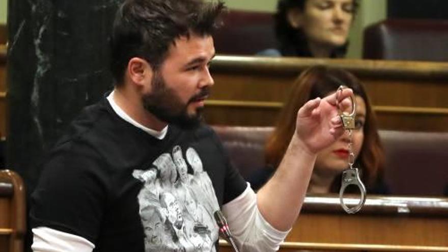 Rufián, mostrant unes manilles al ministre Zoido.