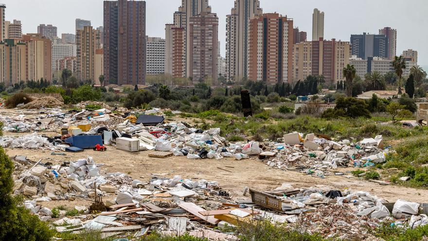 Enorme vertedero incontrolado en la milla de oro de Benidorm