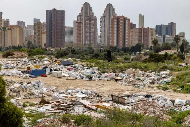 Enorme vertedero incontrolado en la milla de oro de Benidorm