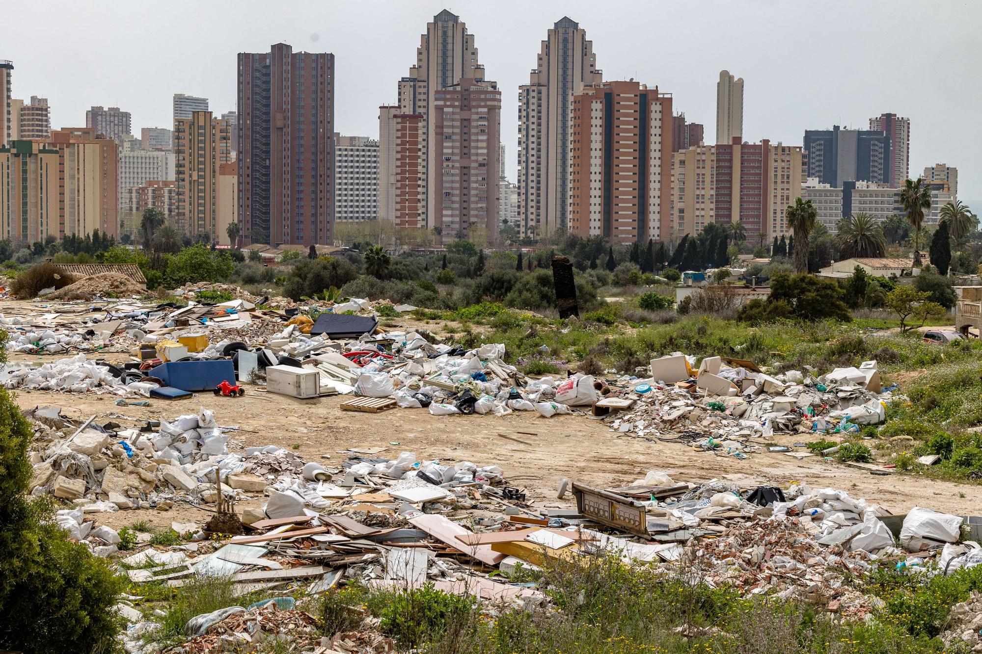 Montañas de basura, muebles, electrodomésticos, sanitarios, etc, se acumulan en distintos puntos de la partida de Armanello tras décadas de abandono del sector y ante la pasividad de urbanizador y Ayuntamiento. Mientras, además de todo lo que ya arrastra (delincuencia, okupación, etc) en los últimos meses esta zona se ha convertido en un foco de continuos incendios que obligan a intervenir prácticamente todas las semanas a los bomberos para sofocar pequeños fuegos