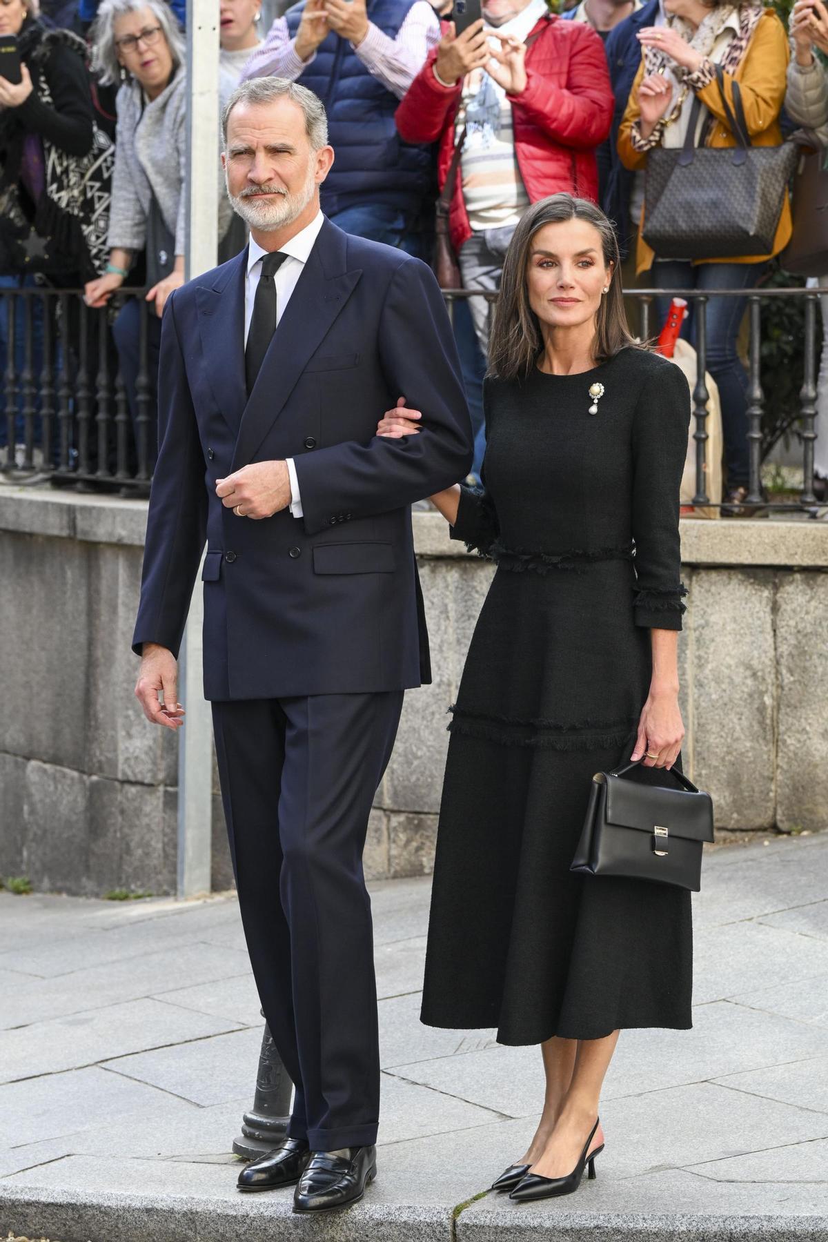 Los reyes Felipe y Letizia a su llegada al funeral en memoria de Fernando Gómez-Acebo. Los reyes Felipe y Letizia a su llegada al funeral en memoria de Fernando Gómez-Acebo.