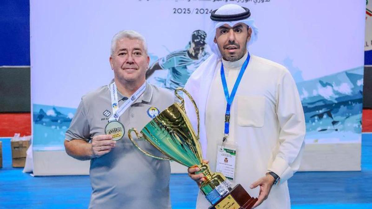 Felix Pellicena recoge uno de los títulos que ha conquistado este año en Kuwait