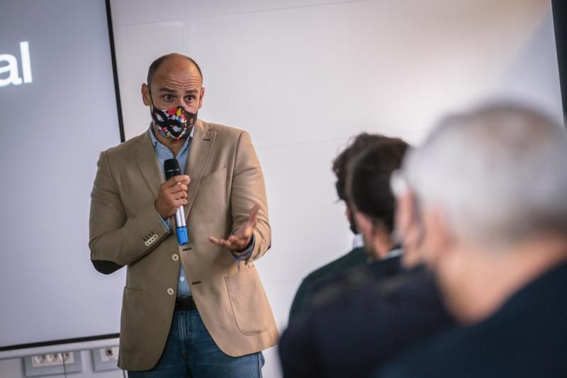 Alfonso Cabello, concejal de Fiestas de Santa Cruz de Tenerife, se reúne con los patrocinadores de las reinas del Carnaval 2022