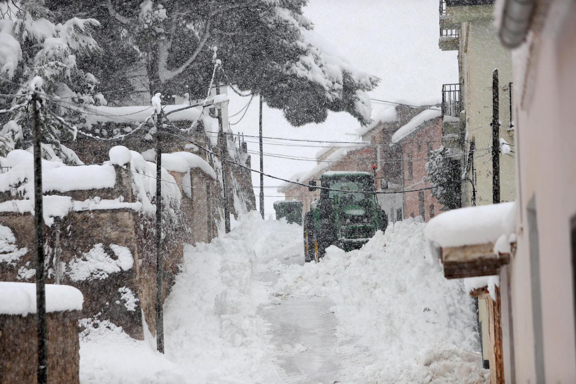 La nieve impide salir de casa en los pueblos del interior de la C. Valenciana