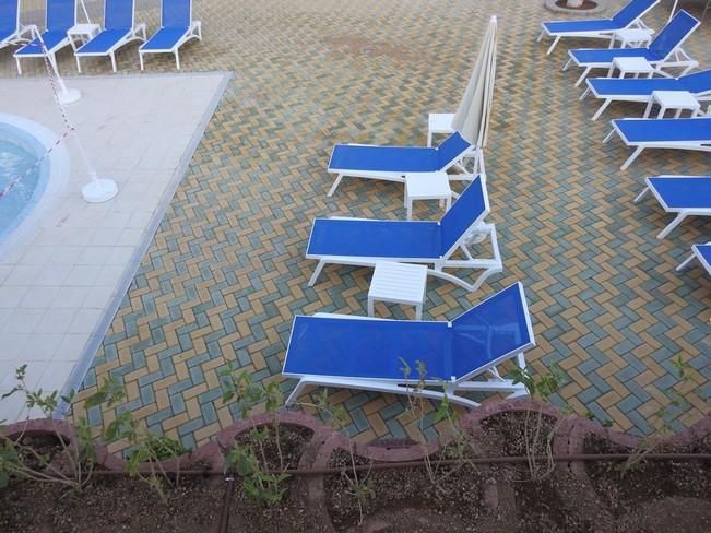 Un niño de año y medio, atascado en el tubo de una piscina en Playa del Inglés