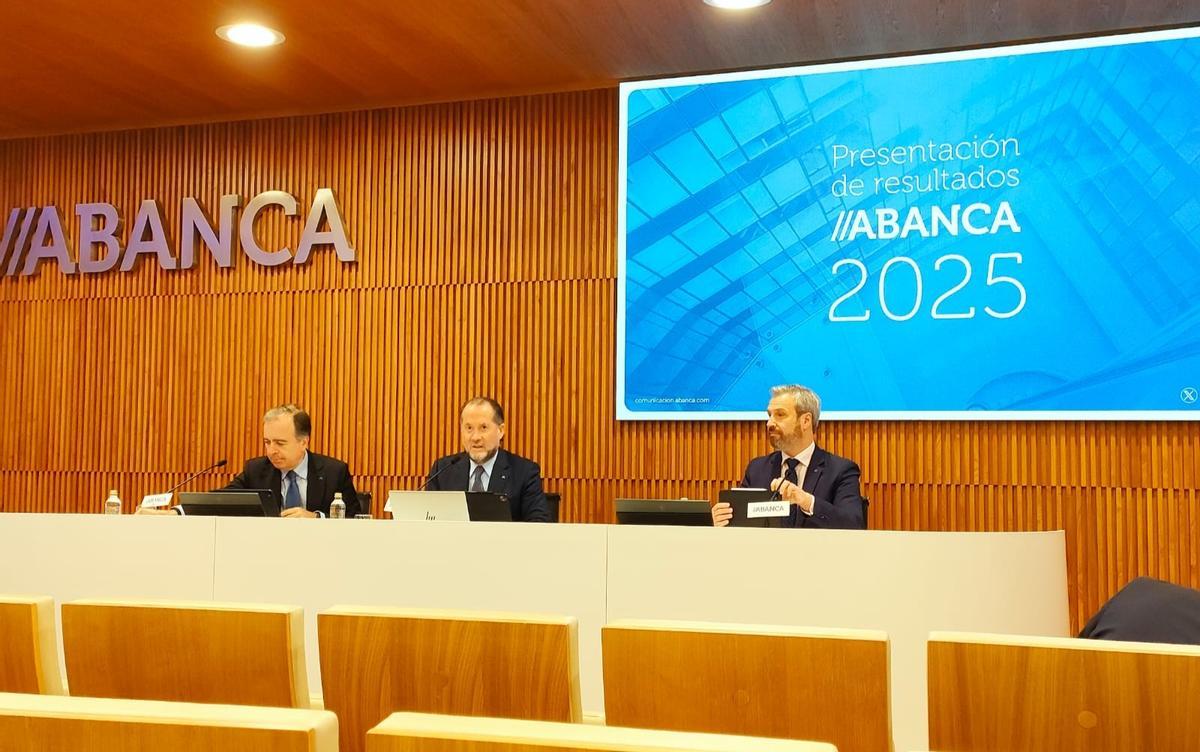 El presidente de Abanca, Juan Carlos Escotet, (c) junto al consejero delegado, Francisco Botas (i) y el director general financiero, Alberto de Francisco (d), este miércoles en Santiago de Compostela