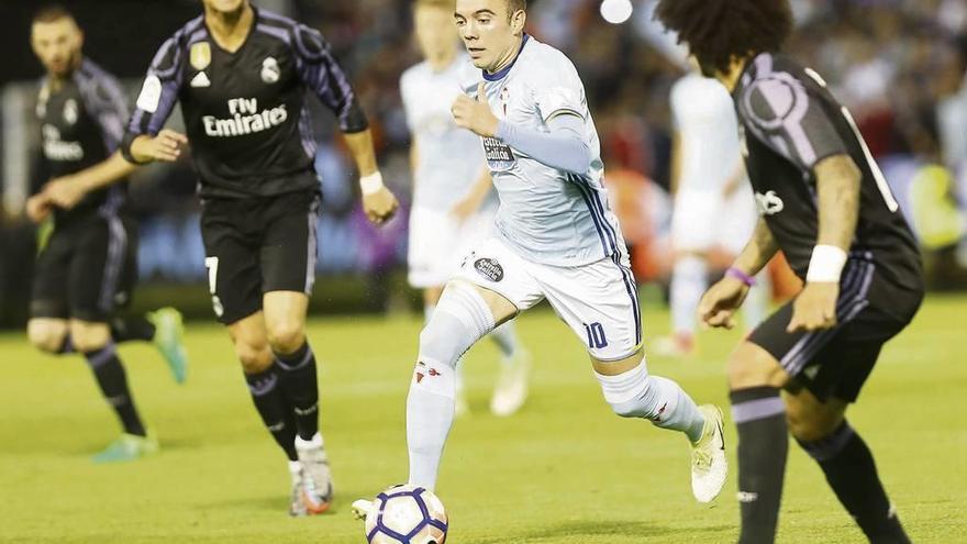 Iago Aspas conduce el balón, entre Cristiano Ronaldo y Marcelo, el jueves en Balaídos. // Ricardo Grobas