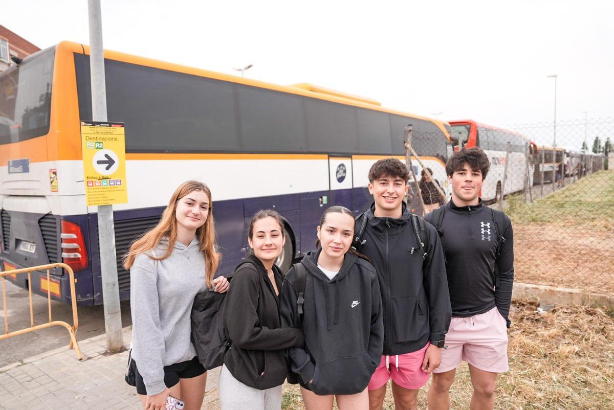 Un grupo de jóvenes yendo a buscar el bus que va hacia Cunit