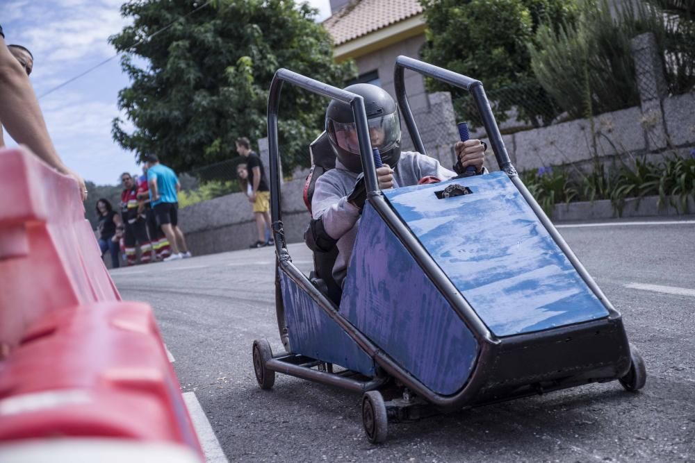 Cincuenta carros de bolas animan a toda velocidad las carreteras de Valladares ante una multitud de espectadores.