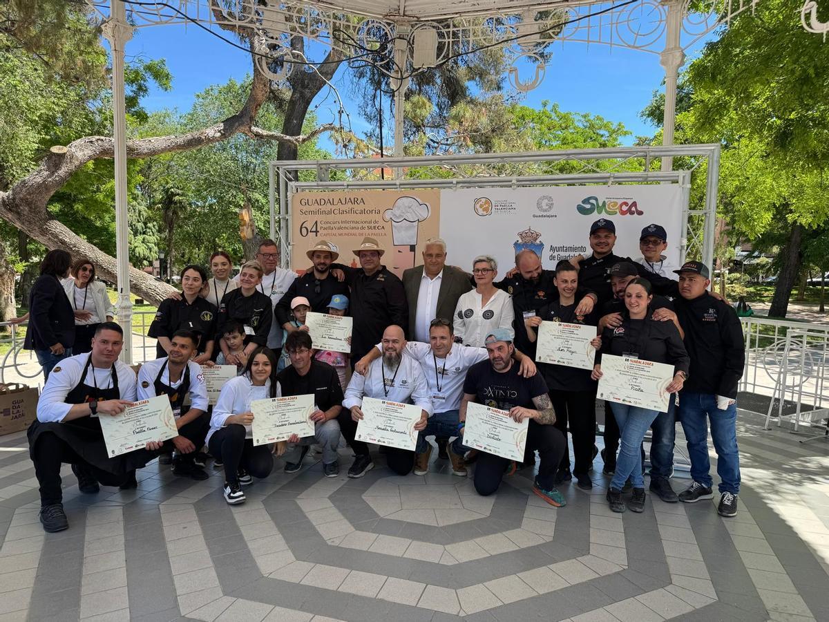 Cocineros clasificados para la final de septiembre, este domingo, con las autoridades.