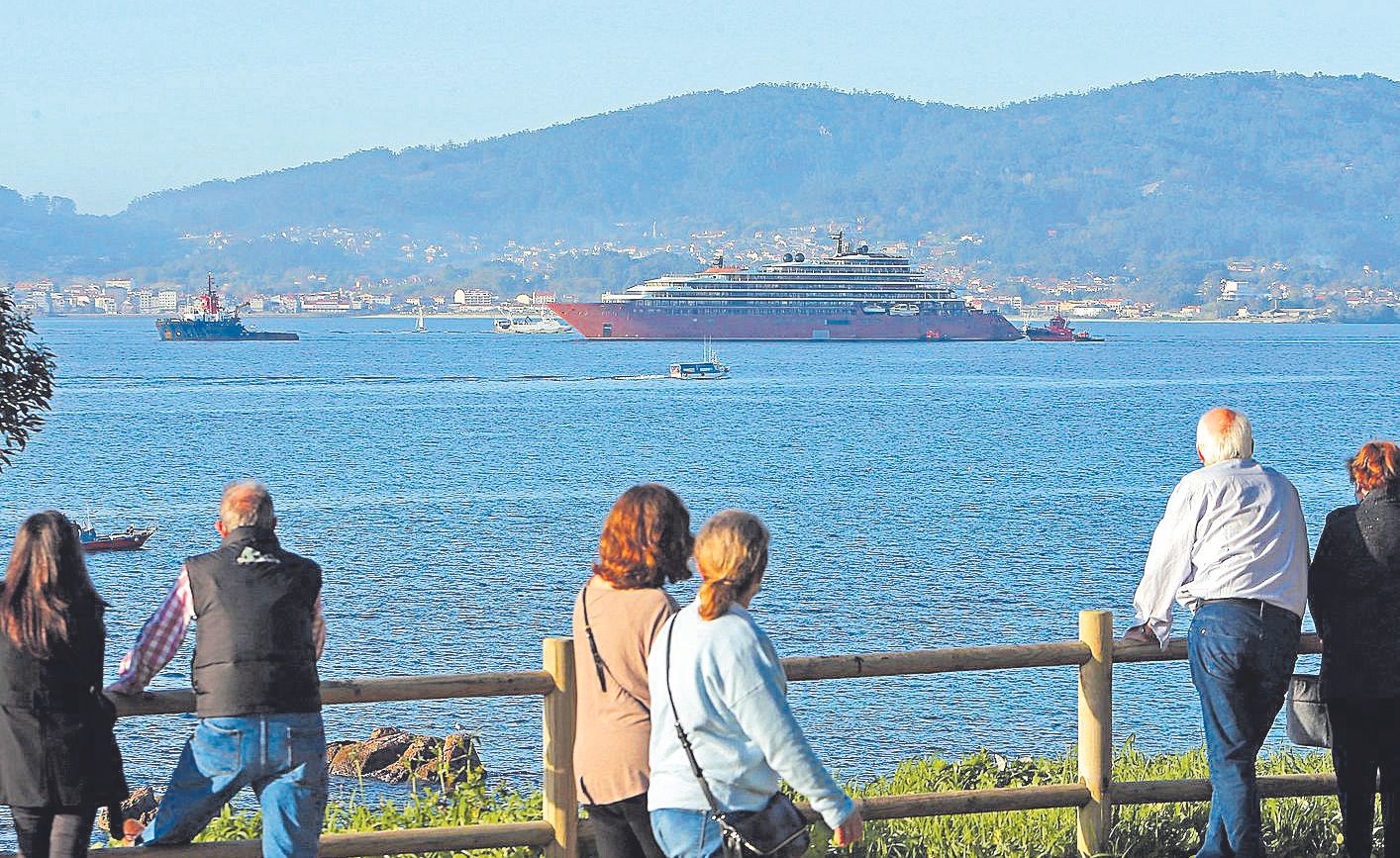 El crucero Evrima, el último gran proyecto de Barreras, en la ría de Vigo durante su traslado a Cantabria.