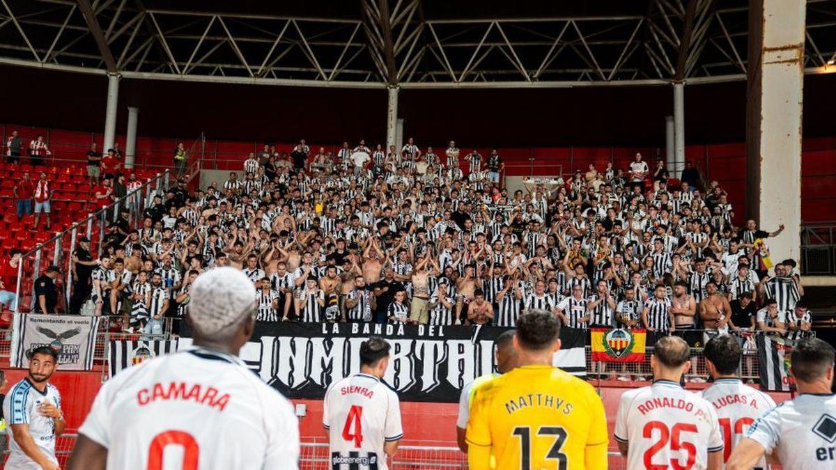 Los jugadores del Castellón, en el UD Almería Stadium, con la afición de fondo.