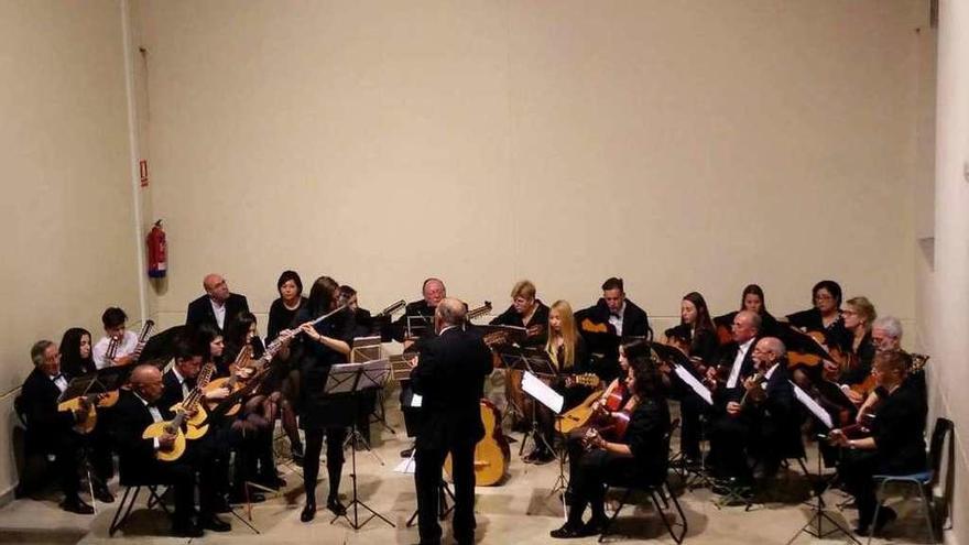 &quot;La Rondalla&quot; brinda un concierto en Tudela de Duero