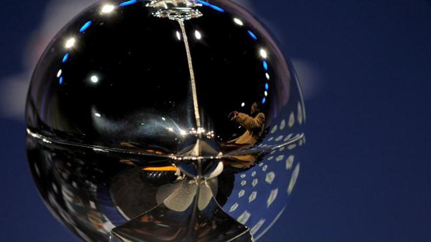 La imagen del entrenador de los Acereros de Pittsburgh, Mike Tomlin, se refleja en el trofeo Vince Lombardi, que se entrega al ganador del Super Bowl, durante una rueda de prensa en el Centro de Convenciones de Tampa, Estados Unidos,