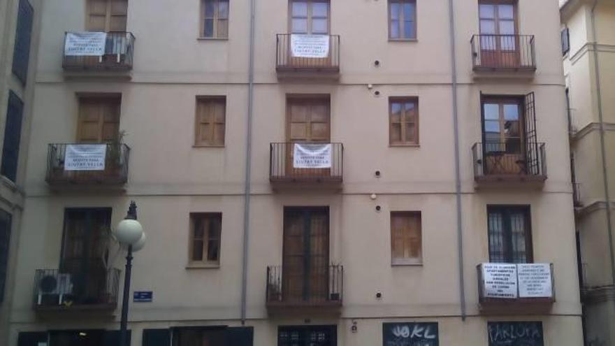 Continúan las pancartas contra los apartamentos ilegales