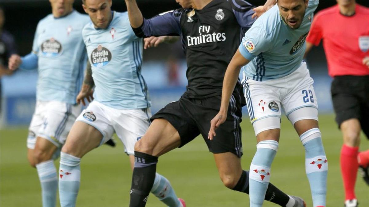 Ronaldo, entre Cabral y Hugo Mallo, en el encuentro entre el Celta y el Madrid