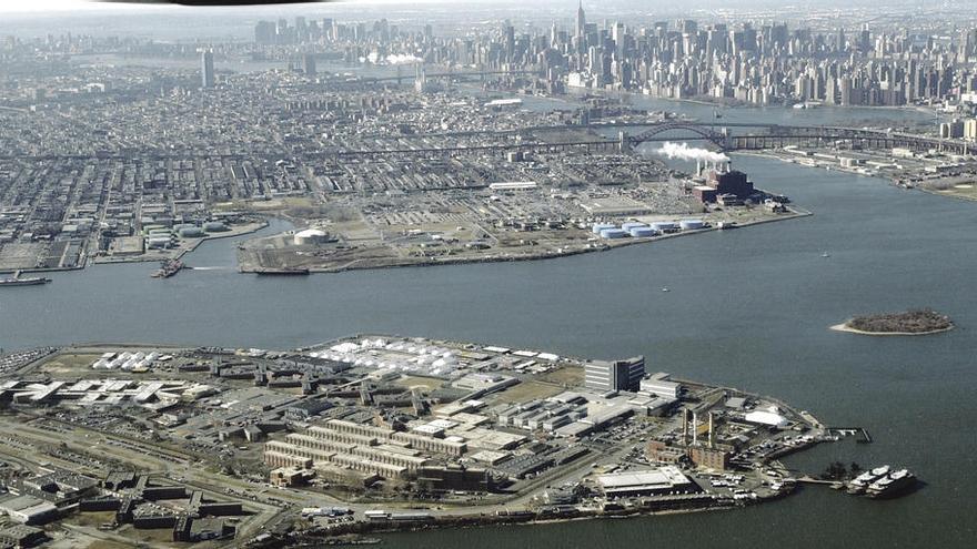 Vista de Nueva York, con Rikers Island en primer término.