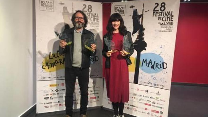 Adán Aliaga e Isa Feliu con los premios recibidos en Madrid.