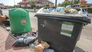 Vecinos de Orihuela Costa denuncian las deficiencias en la recogida de basura