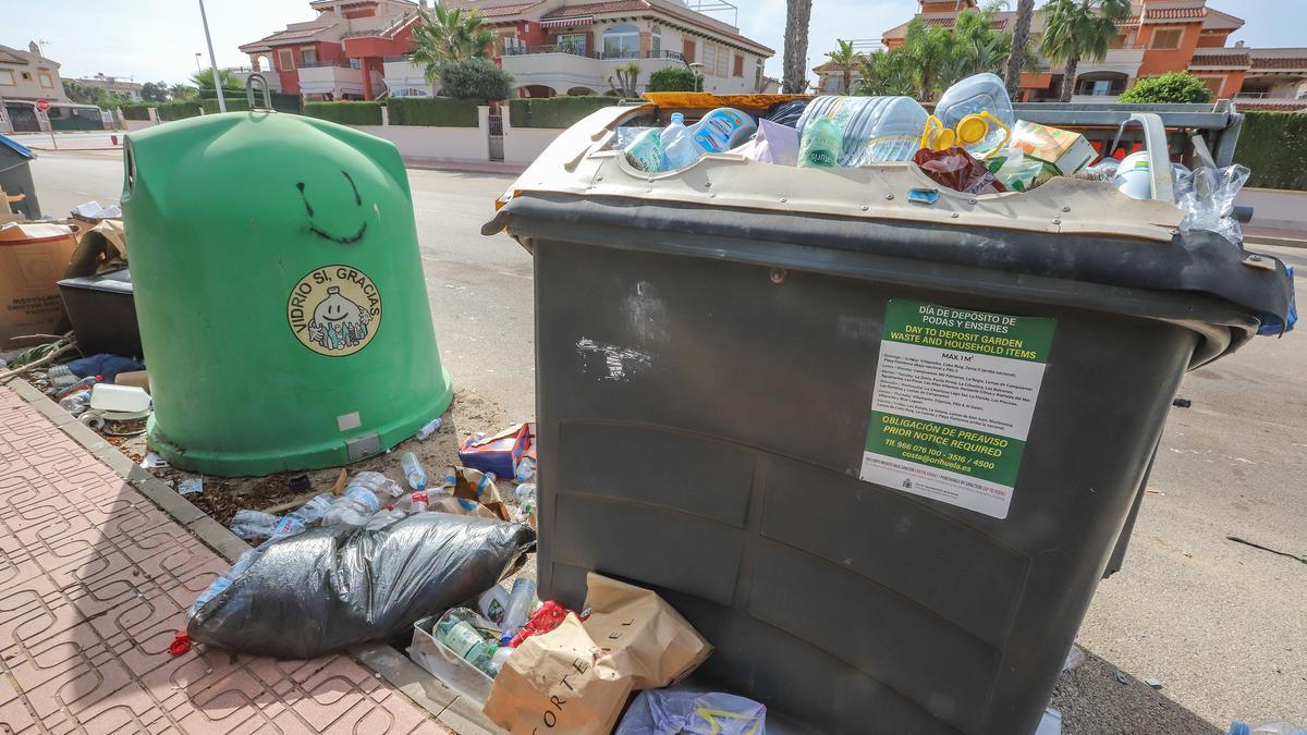 Contenedores desbordados en Orihuela Costa