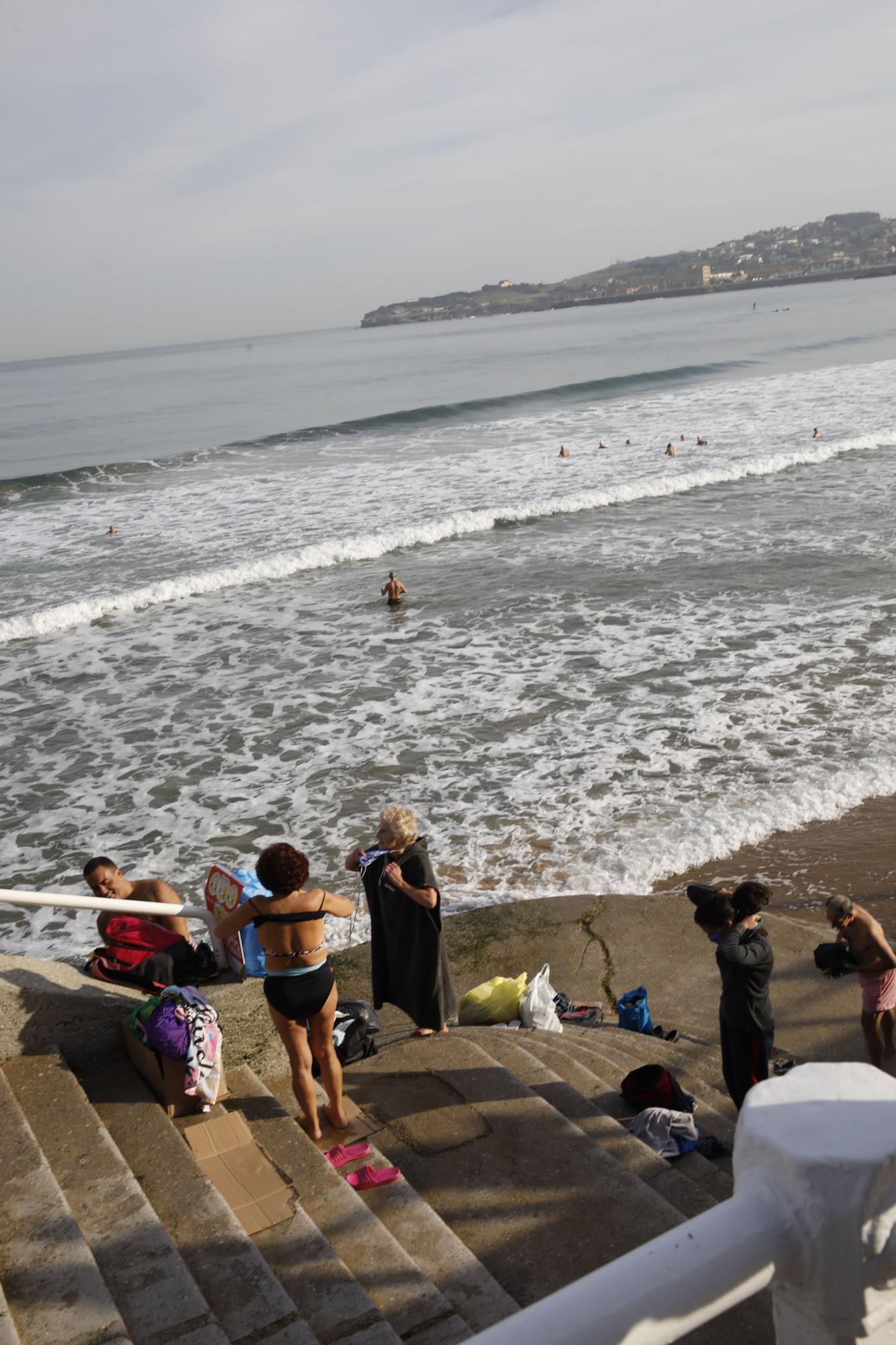 Los ba�istas de la Escalerona, en la playa de San Lorenzo (1).jpg