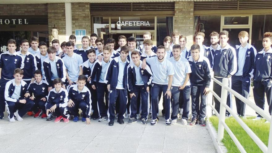 Los jugadores gallegos de las dos selecciones, ayer en Coia. // FDV