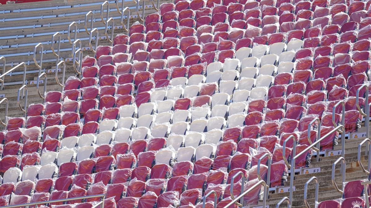 Los operarios han empezado ya con la colocación de los nuevos asientos de la Tribuna Este.