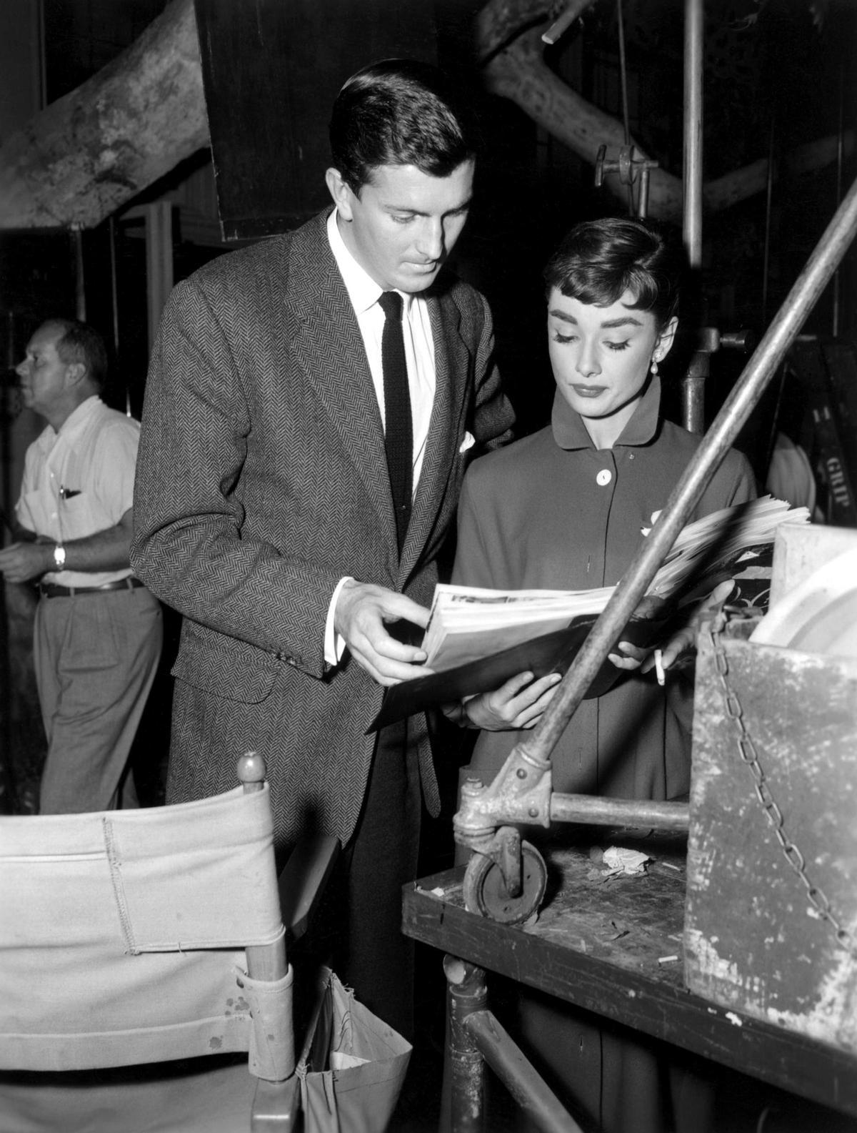 Audrey Hepburn, revisando el vestuario de 'Sabrina', junto al diseñador Hubert de Givenchy.