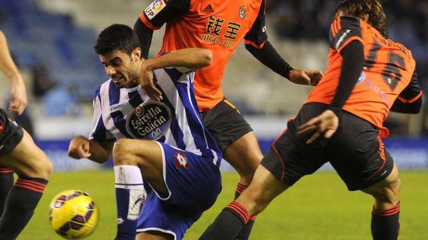 Juan Domínguez pelea con tres contrarios por un balón. carlos pardellas