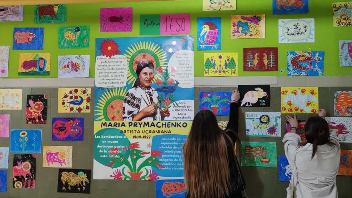 A la izquierda, el mural de María Primachenko. Arriba, Noelia Garrido, Llarina Rodríguez y Adriana Fernández Lozano, en el taller de ADN. | R. S.