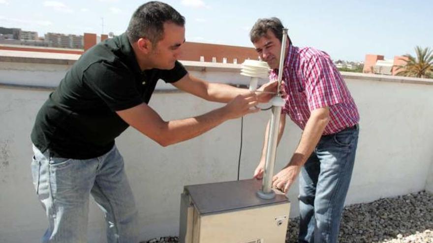 Investigadores implicados en el proyecto, con aparataje de medición ubicado en la UMH.