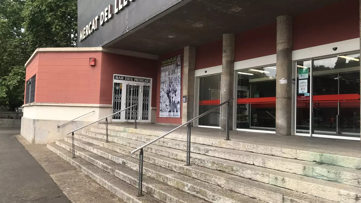 Les escales del mercat municipal del Lleó tornen a lluir sense herbes