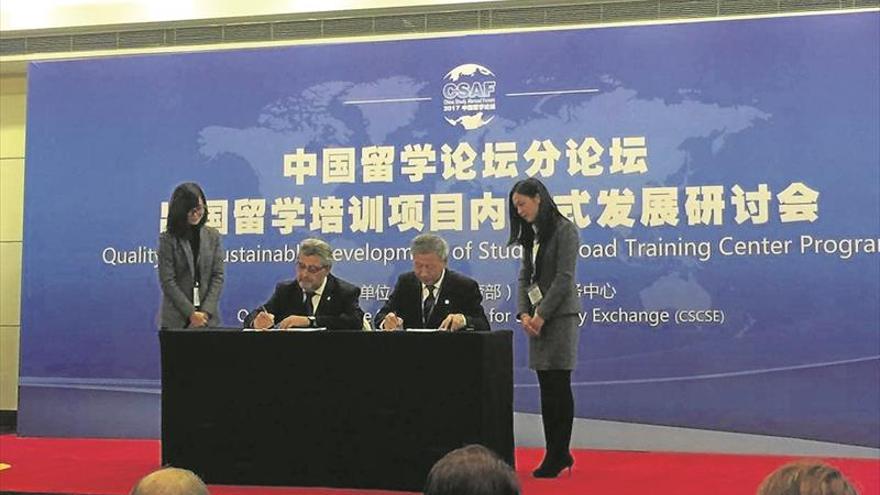 El campus firma un convenio con un grupo de cien universidades chinas