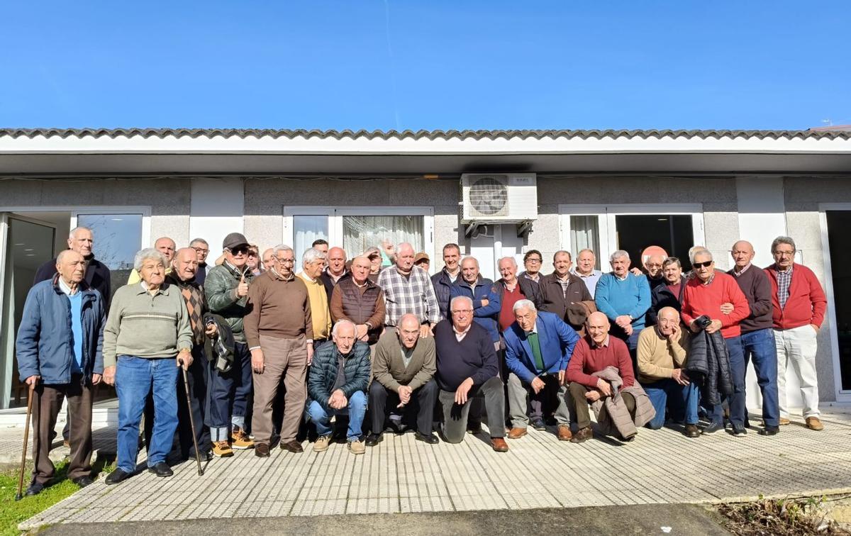 Componentes de la agrupación informal conocida como «Perenne Senado» de Tui, con el alcalde.