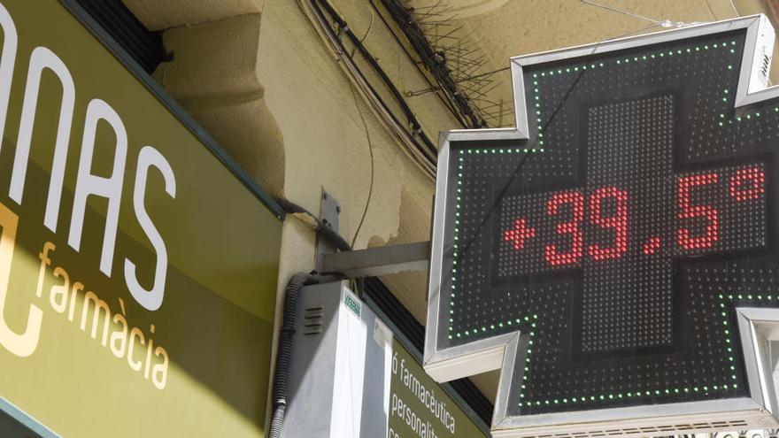 Un termòmetre de farmàcia durant una onada de calor a Manresa