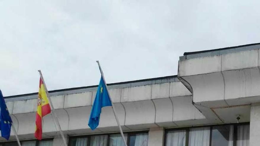 La bandera arcoíris en la fachada del Consistorio.