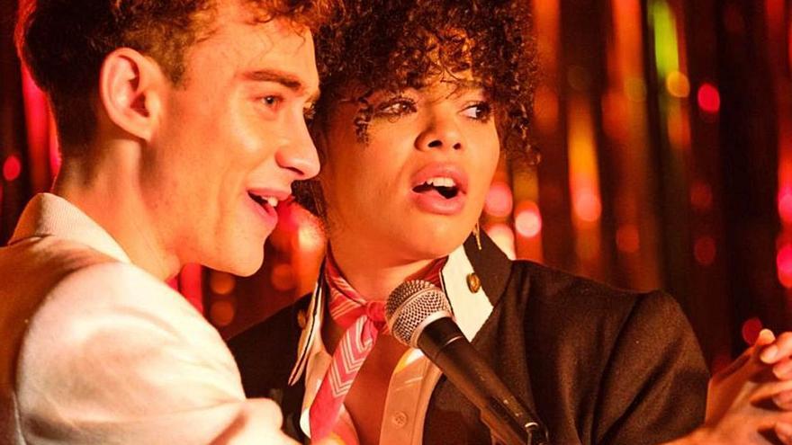 Olly Alexander y Lydia West. | HBO