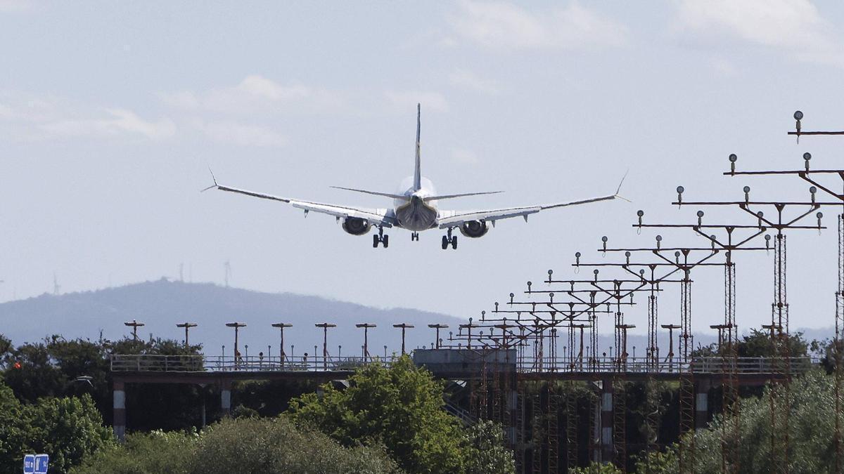 Un avión de Ryanair aterriza en el aeropuerto de Santiago en una imagen de archivo.