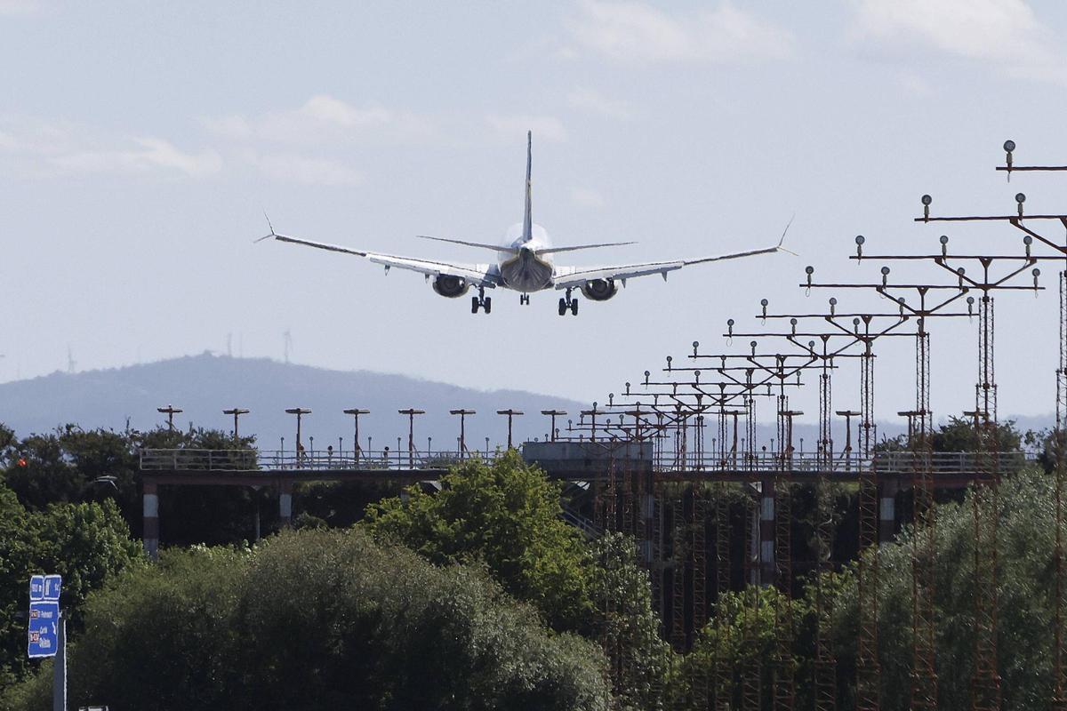 Un avión de Ryanair aterriza la semana pasada en el aeropuerto de Santiago.