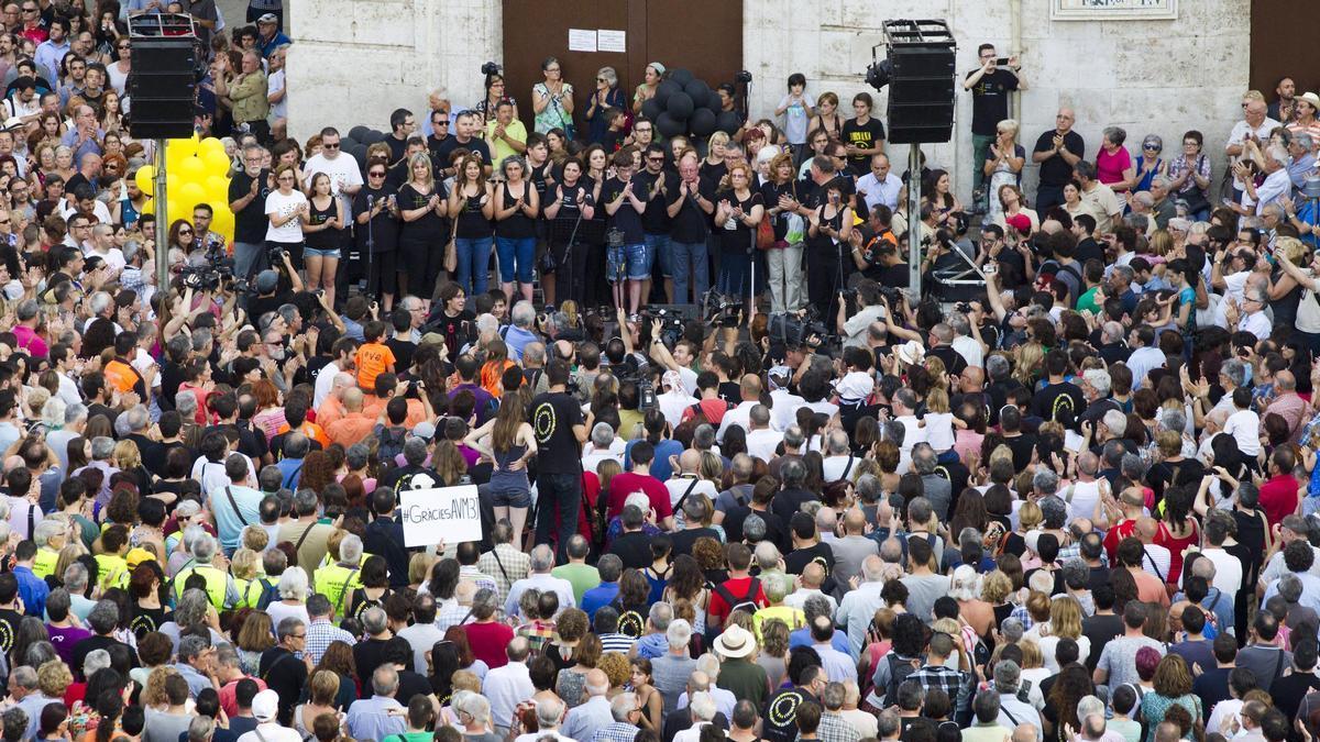 El periodismo que combatió la estrategia del silencio sobre el accidente del metro y llenó la Plaza de la Virgen de València