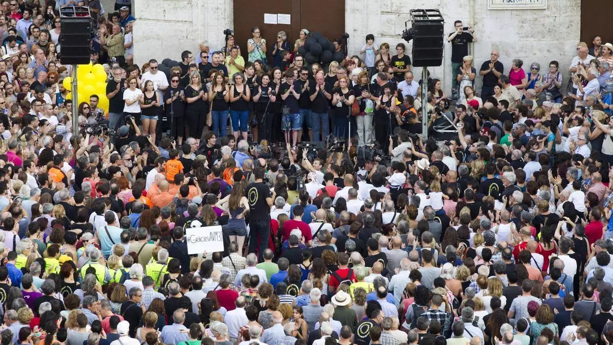 El periodismo que rompió la estrategia del silencio sobre el accidente del metro y llenó la Plaza de la Virgen de València