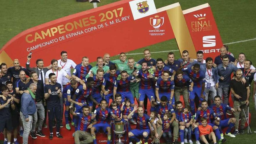 La plantilla del Barcelona posa con el trofeo tras vencer al Alavés.