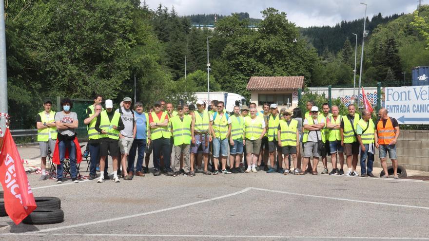 Una cinquantena de treballadors de Font Vella protesten a les portes de la planta de Sant Hilari Sacalm