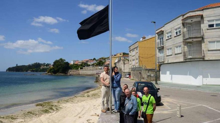 El BNG había denunciado en campaña el estado de O Con con una bandera negra. // Gonzalo Núñez