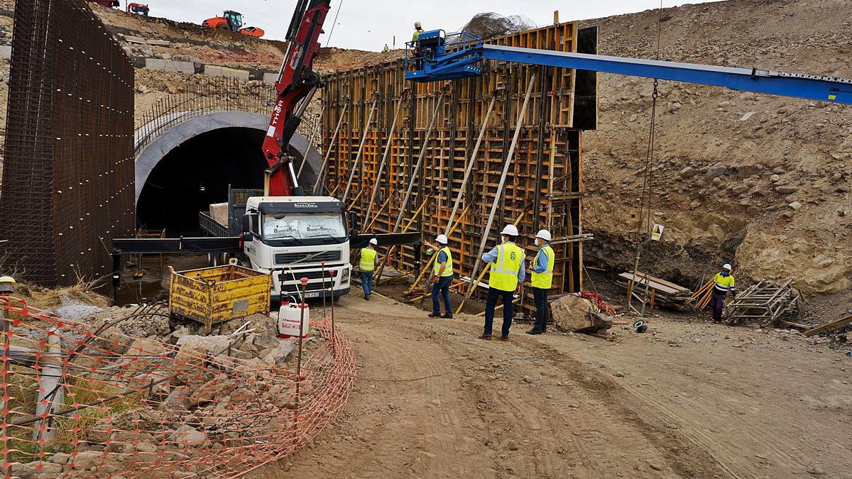 Pedro Martín, presidente del cabildo, supervisa las obras del corredor hidráulico Chafiras-Oroteanda, ayer.