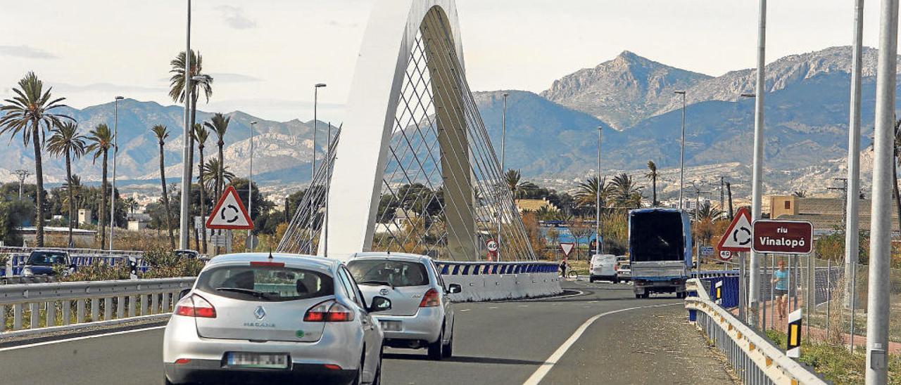 La primera fase de la Ronda Sur de Elche, a la altura de su tramo final, con vehículos en circulación.