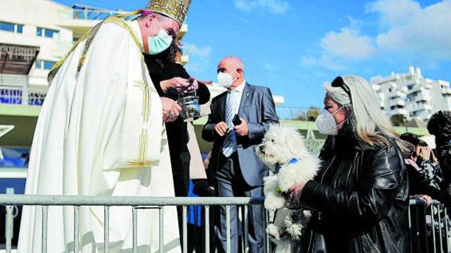 La bendición de animales, en la plaza de la iglesia por la alerta naranja por viento