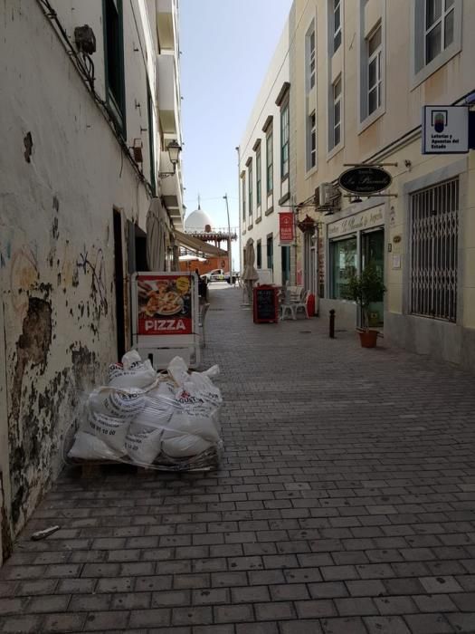 El centro de Arrecife se prepara para las lluvias con sacos de arena